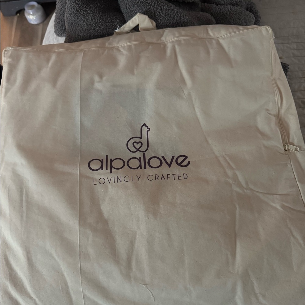 Elegant White and Cream Comforter for Ultimate Comfort